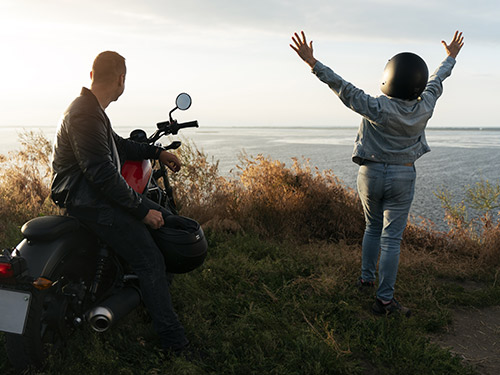 un homme et une femme à moto