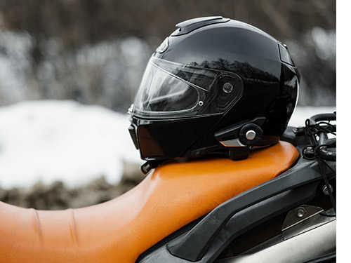 moto avec casque moto posé dessu