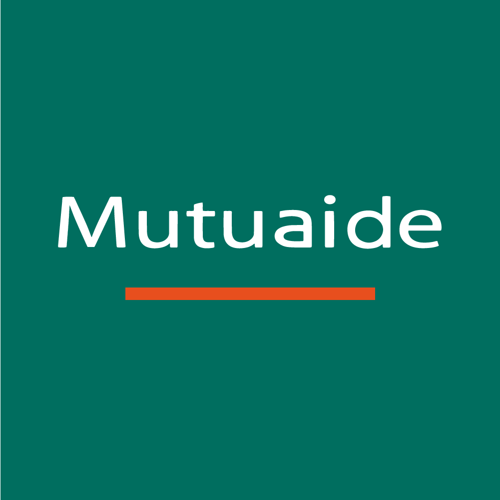 "Logo de Mutuaide sur fond vert avec un trait orange."
